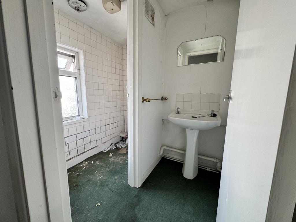 Lot: 78 - SHOP WITH OFFICE ACCOMMODATION ON UPPER FLOORS - Second floor bathroom facilities